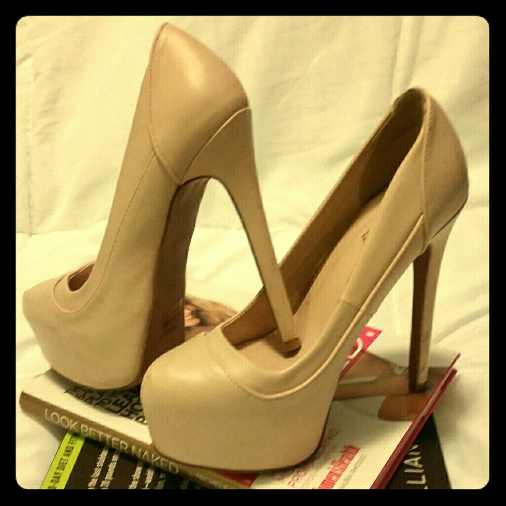 Nude Pumps